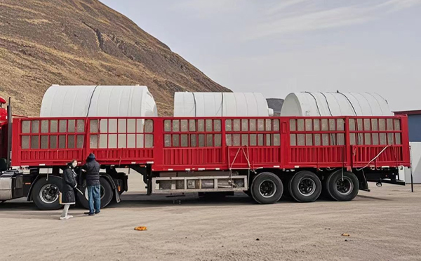 镇原塑料桶装车完毕准备运输中